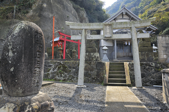 「村社 石上神社」