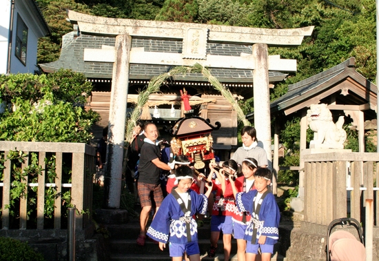 7月末　月遅れの茅の輪くぐり