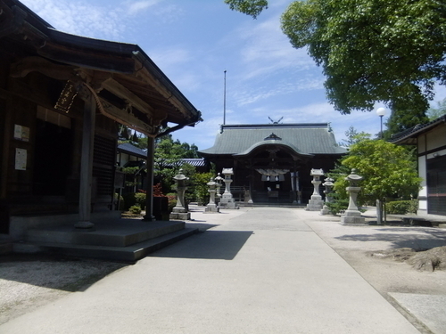 宇美神社・平田天満宮(左手前)