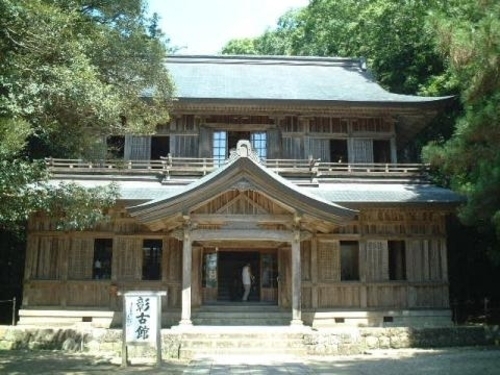 神社北側　彰古館　えびす・だいこく像展示