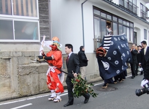 十六島獅子舞 地区内巡幸