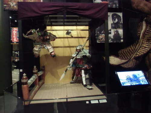 大阪の国立民俗学博物館に展示されている「弁慶と牛若丸」の平田一式飾り