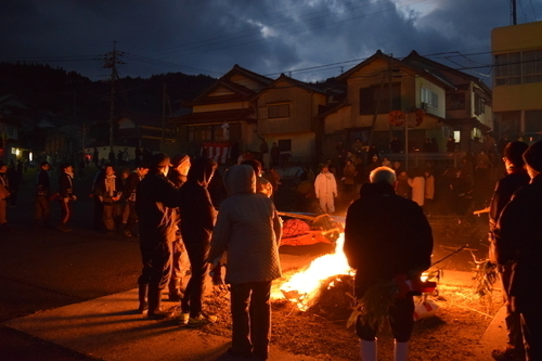 夜明けのとんど　暖を取る