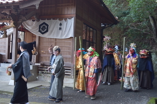 トンド神輿　本殿を巡る