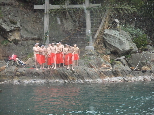 2014和布刈り神事 雪が降る中海中へ・・・。