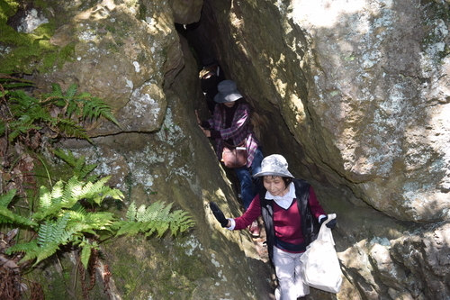 Pass through a rock gap